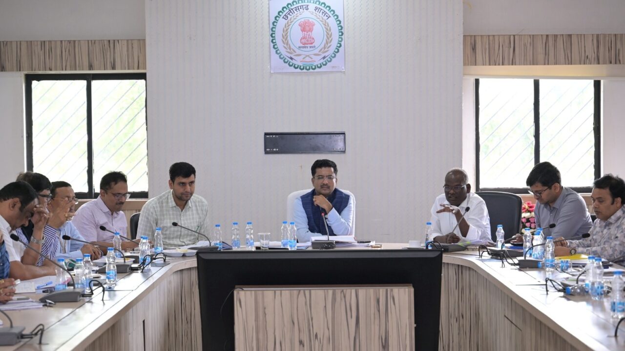 नगरीय प्रशासन के नए प्रमुख सचिव बोरा ने ली मैराथन बैठक, निगम आयुक्तों-CMO को रोज वार्ड भ्रमण और कचरा पृथक्करण प्रभावी करने के निर्देश