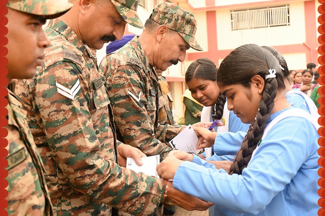 रक्षाबंधन पर सैनिक बने भाइयों की कलाई सजी राखी से: विद्यार्थियों ने पोस्टकार्ड पर लिखे देशभक्ति के संदेश, 72 जवान हुए शामिल