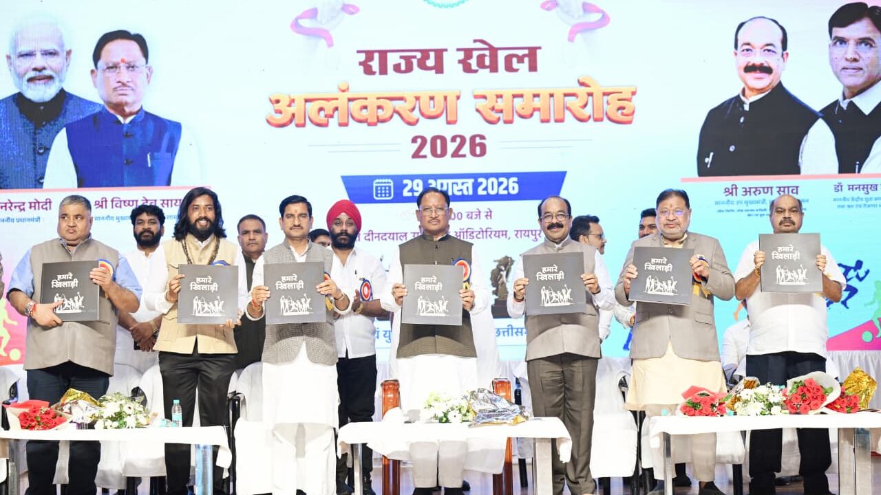 खेल विभूतियों के संघर्ष और उपलब्धियों की दिखी झलक, मुख्यमंत्री साय ने फोटो प्रदर्शनी देखी और ‘हमारे खिलाड़ी’ पुस्तक जारी की