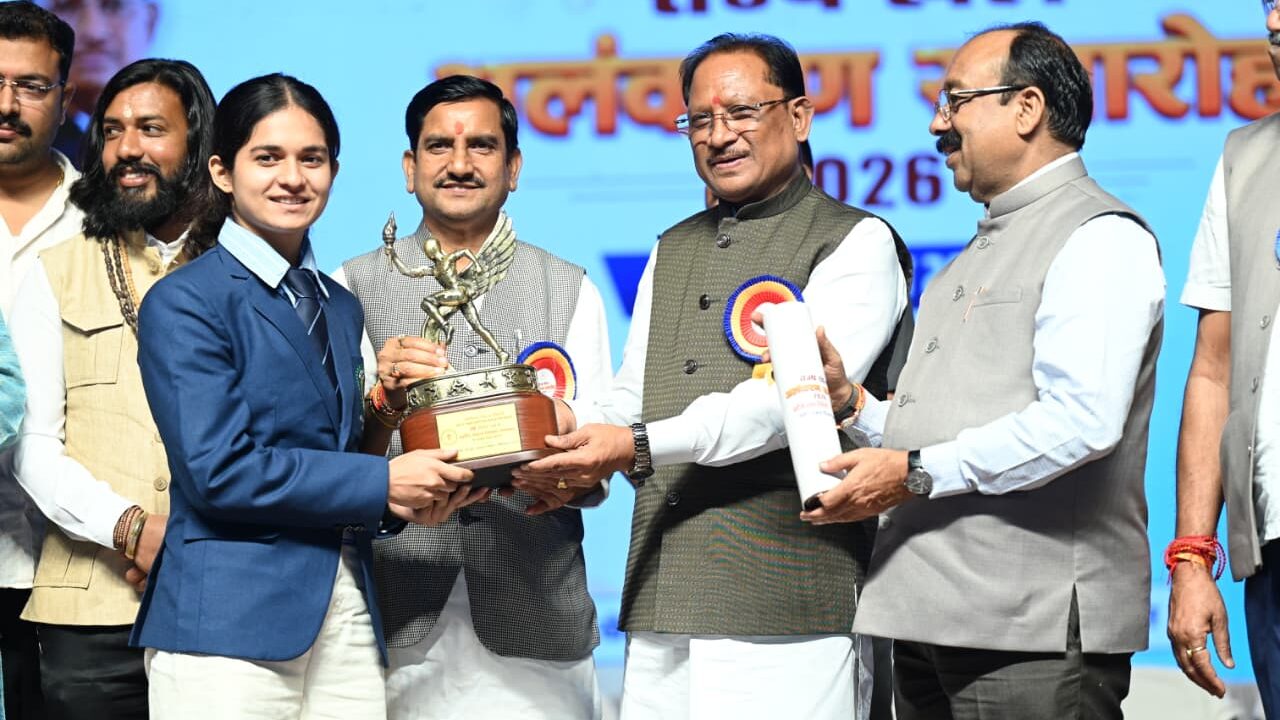 CM साय ने खिलाड़ियों को किया सम्मानित, 126 को राज्य खेल अलंकरण: 666 खिलाड़ियों-प्रशिक्षकों को 1.74 करोड़ की राशि, 156 को सरकारी नौकरी का अवसर