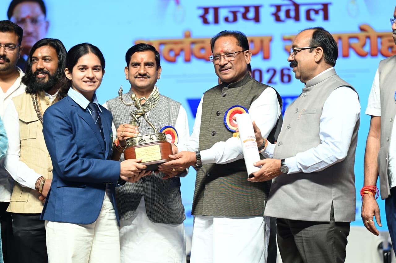 CM साय ने खिलाड़ियों को किया सम्मानित, 126 को राज्य खेल अलंकरण: 666 खिलाड़ियों-प्रशिक्षकों को 1.74 करोड़ की राशि, 156 को सरकारी नौकरी का अवसर