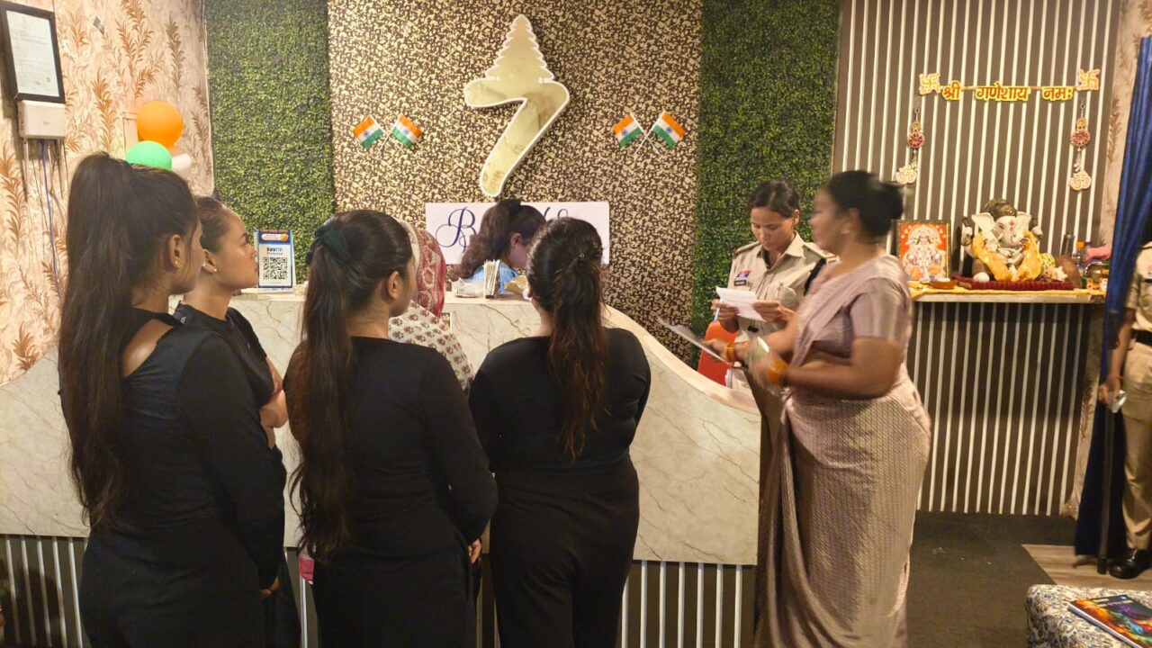 रायपुर में स्पा सेंटरों पर पुलिस का शिकंजा, 30 जगह छानबीन; दो सेंटरों में आपत्तिजनक वस्तुएं मिलीं, मैनेजर-कर्मचारियों पर कार्रवाई शुरू