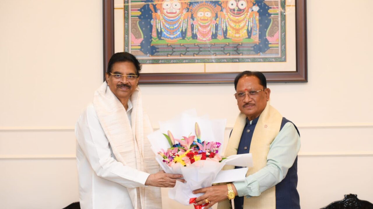 मुख्यमंत्री विष्णु देव साय ने ओडिशा के राज्यपाल हरि बाबू कंभमपति से की शिष्टाचार भेंट