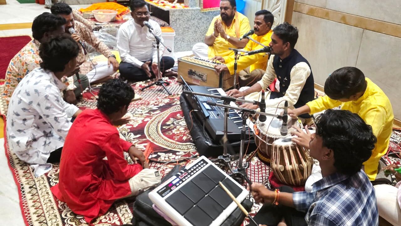 बलौदाबाजार में श्री महावीर देव मंदिर में धूमधाम से मनी जन्माष्टमी, रात 12 बजे कृष्ण जन्म पर गूंजे जयकारे, भक्ति संगीत में झूमे श्रद्धालु