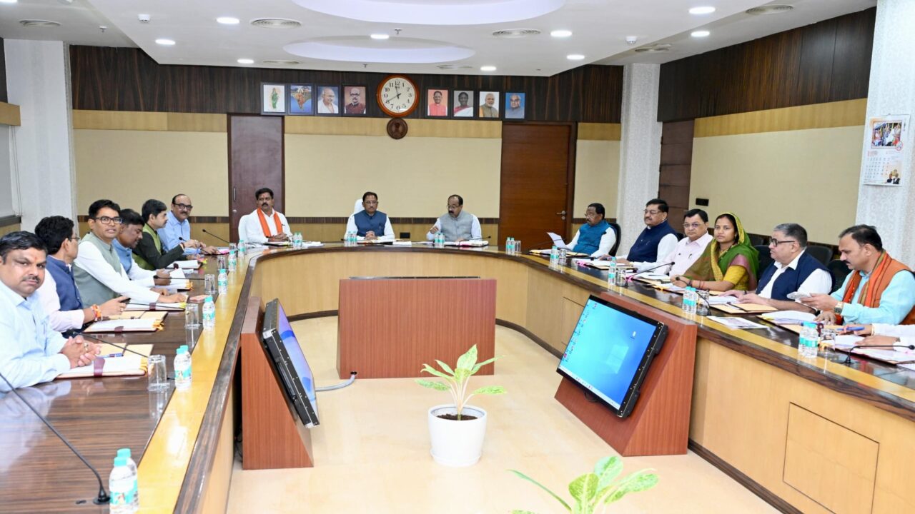 CG कैबिनेट के 5 बड़े फैसले: स्टार्टअप मिशन के लिए ₹500 करोड़, सरकारी कर्मचारियों की आयु सीमा 45 साल, नवा रायपुर में बनेगा NSTI