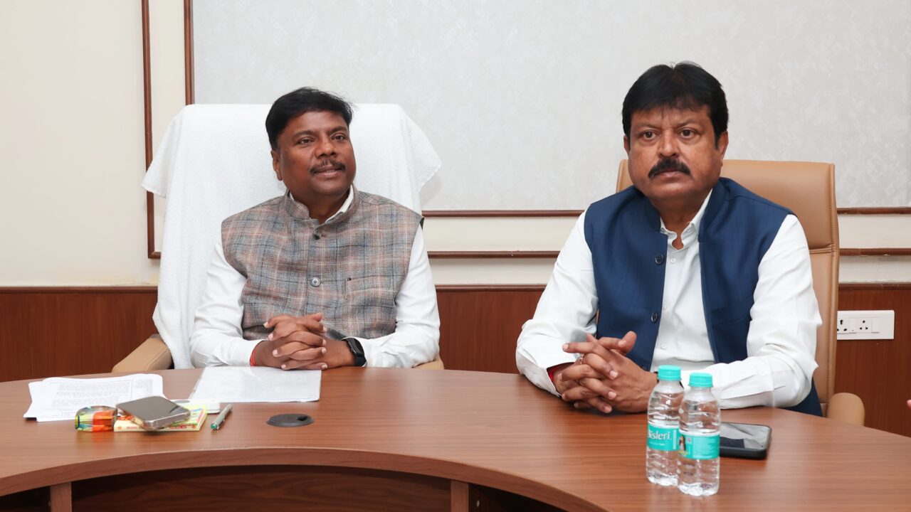 बस किराया बढ़ाने की मांग पर परिवहन मंत्री केदार कश्यप का आश्वासन, जल्द होगा समाधान; महिला सुरक्षा के लिए बसों की ऑनलाइन ट्रैकिंग पर जोर