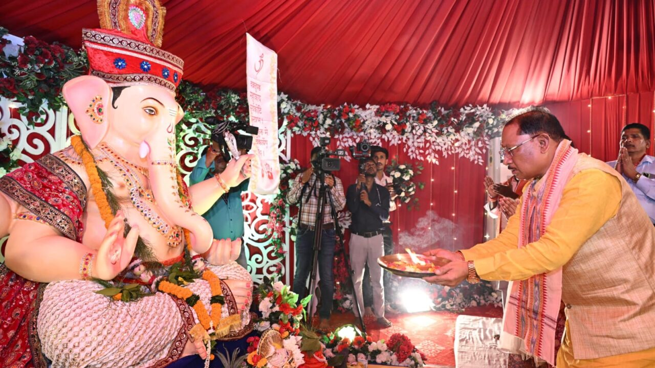 मुख्यमंत्री निवास में विराजे गणपति: विष्णु देव साय ने परिवार के साथ विधि-विधान से की पूजा, प्रदेशवासियों के सुख-समृद्धि की कामना