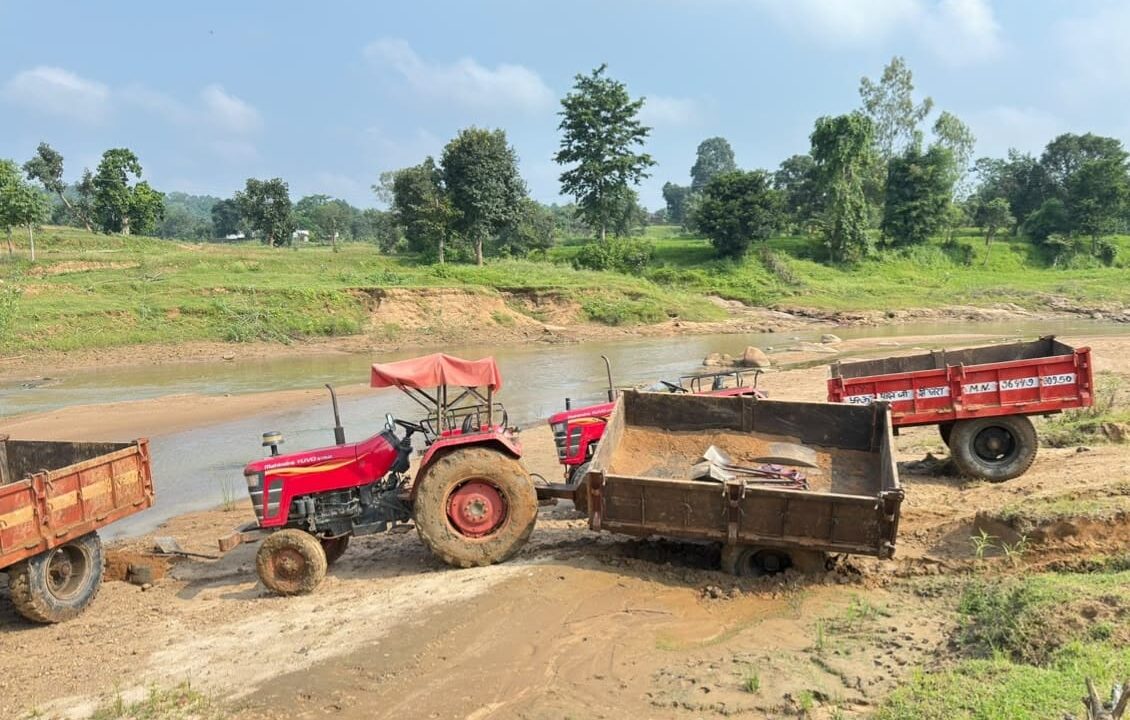सीएम हेल्पलाइन में शिकायत के बाद एक्शन: कोलबिर्रा में अवैध रेत परिवहन करते 5 ट्रैक्टर जब्त, वाहन मालिकों पर होगी कानूनी कार्रवाई