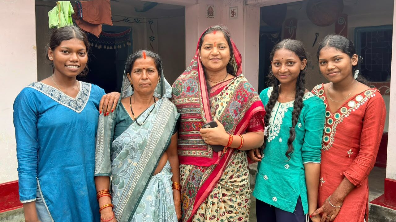 मंत्री लक्ष्मी राजवाड़े पहुंचीं कुंजनगर, महिलाओं से किया सीधा संवाद; महतारी वंदन और मातृ वंदना योजना के लाभ की ली जानकारी