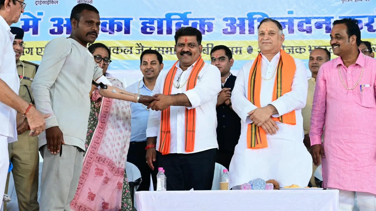 कवर्धा से बस्तर तक पहुंचेगी सेवा: आईईडी विस्फोटों से दिव्यांग हुए लोगों को भी मिलेंगे कृत्रिम हाथ-पैर, विजय शर्मा ने बताई योजना
