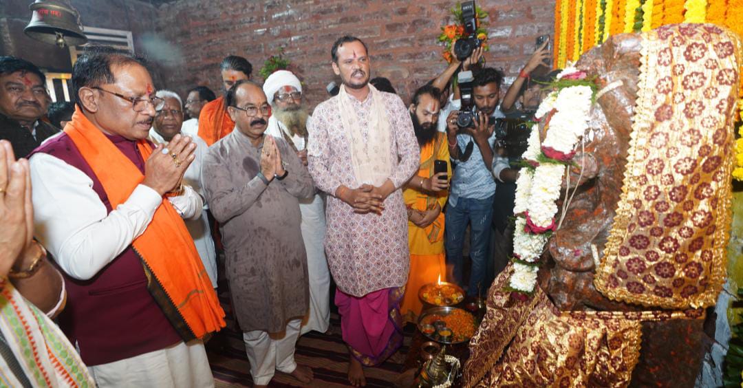 मदकूद्वीप पहुंचे CM विष्णुदेव साय, प्राचीन रामाश्रय-गणेश मंदिर में पूजा की; कन्या पूजन कर प्रदेश की सुख-समृद्धि की कामना की