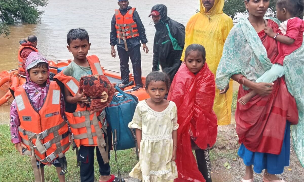 अर्नब तूफान से बस्तर बेहाल: कई इलाकों में जलभराव, नदी-नाले उफने; प्रशासन ने नावों से रेस्क्यू कर प्रभावितों को राहत शिविर पहुंचाया