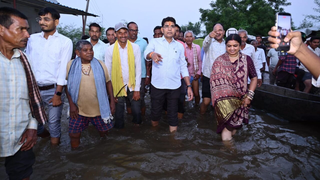 बाढ़ के बीच गांवों में पहुंचे मंत्री टंक राम वर्मा : नुकसान का लिया जायजा; फसल-मकान क्षति का जल्द सर्वे कराने के निर्देश