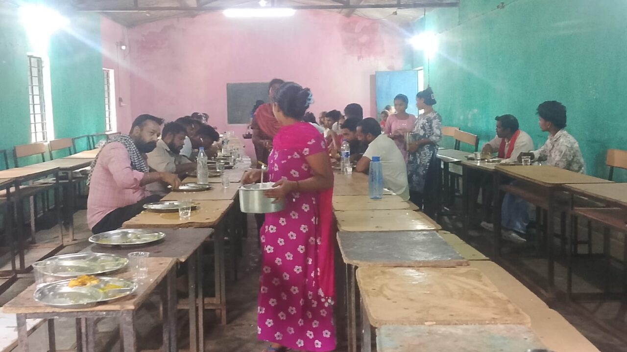 नेलसनार में बाढ़ से हाईवे बंद, यात्रियों की मदद को आगे आया प्रशासन; दिन में 150 और रात में 70 लोगों को कराया भोजन