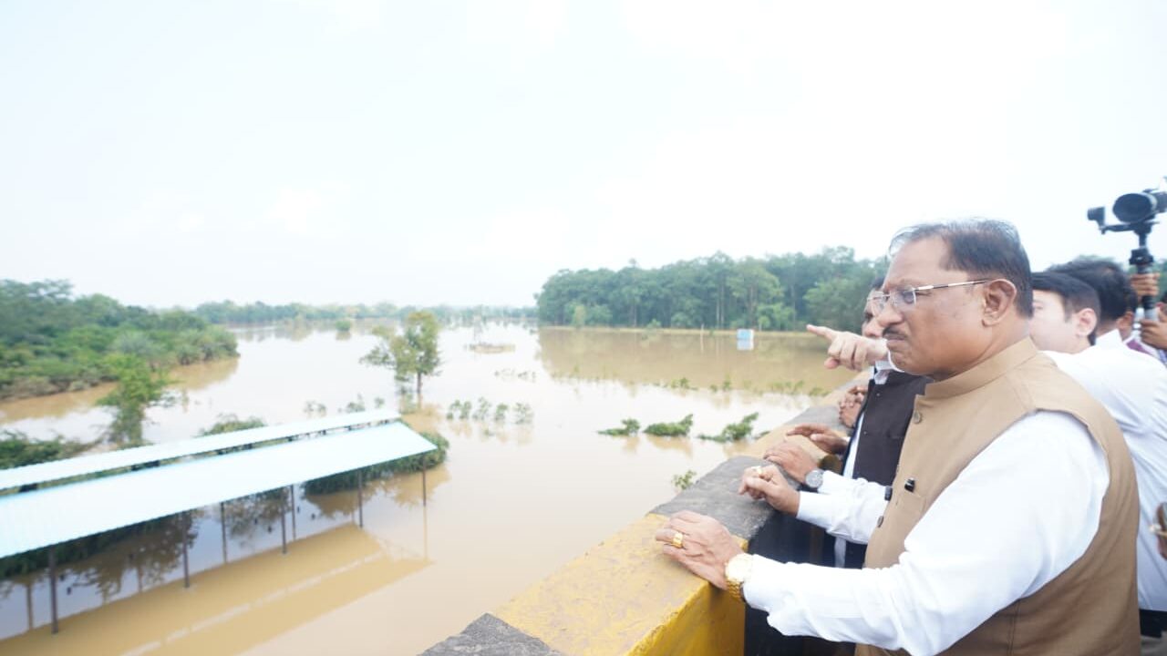 CM साय ने बाढ़ पीड़ितों को दी बड़ी राहत, हर परिवार को ₹10 हजार मिलेंगे; इंद्रावती का जलस्तर देख अधिकारियों को दिए निर्देश