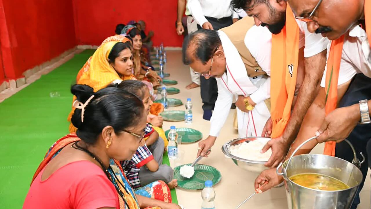 सुकमा के बाढ़ प्रभावित इलाकों में पहुंचे CM साय, राहत शिविर में खुद परोसा खाना; 300 परिवारों को मिलेगी अतिरिक्त आर्थिक सहायता