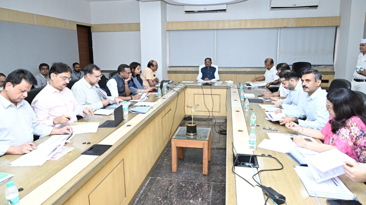 पारस पोर्टल पर CM साय ने कलेक्टरों से लिया योजनाओं का हिसाब: किसान पंजीयन से सड़क-पुल और राहत कार्यों तक दिए सख्त निर्देश
