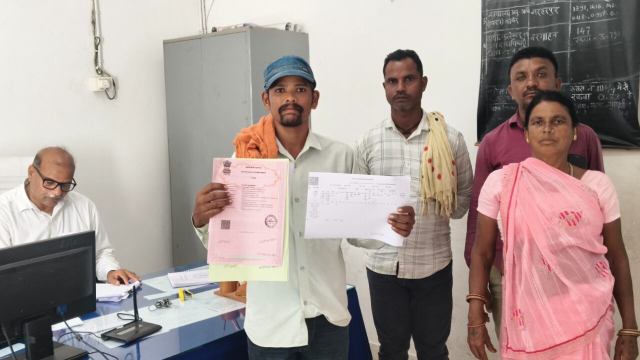 रजिस्ट्री कराई और नाम भी चढ़ गया: ऑटोम्यूटेशन से किसान चंद्रशेखर का नाम राजस्व रिकॉर्ड में दर्ज, कार्यालय जाने की जरूरत नहीं