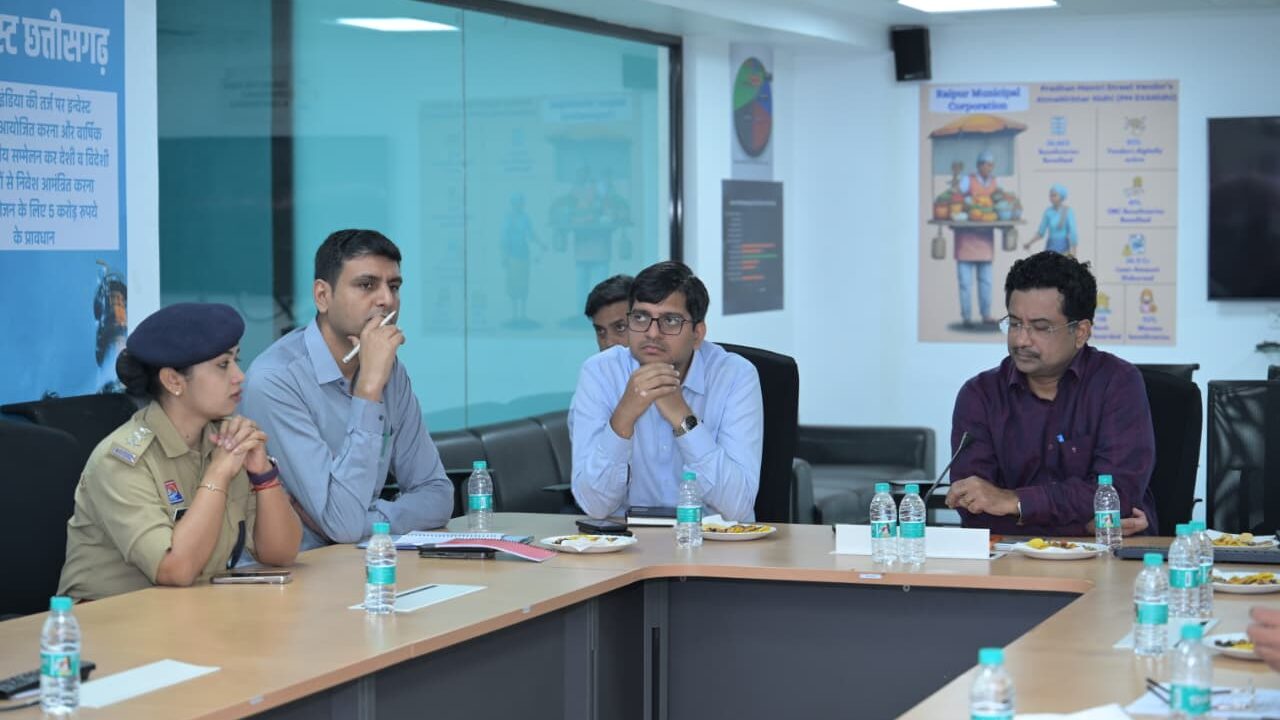 रायपुर में ट्रैफिक सुधारने की तैयारी: ITMS वार रूम से होगी शहर की निगरानी, सोनमणि बोरा ने अवैध निर्माण और गंदगी पर कार्रवाई के दिए निर्देश