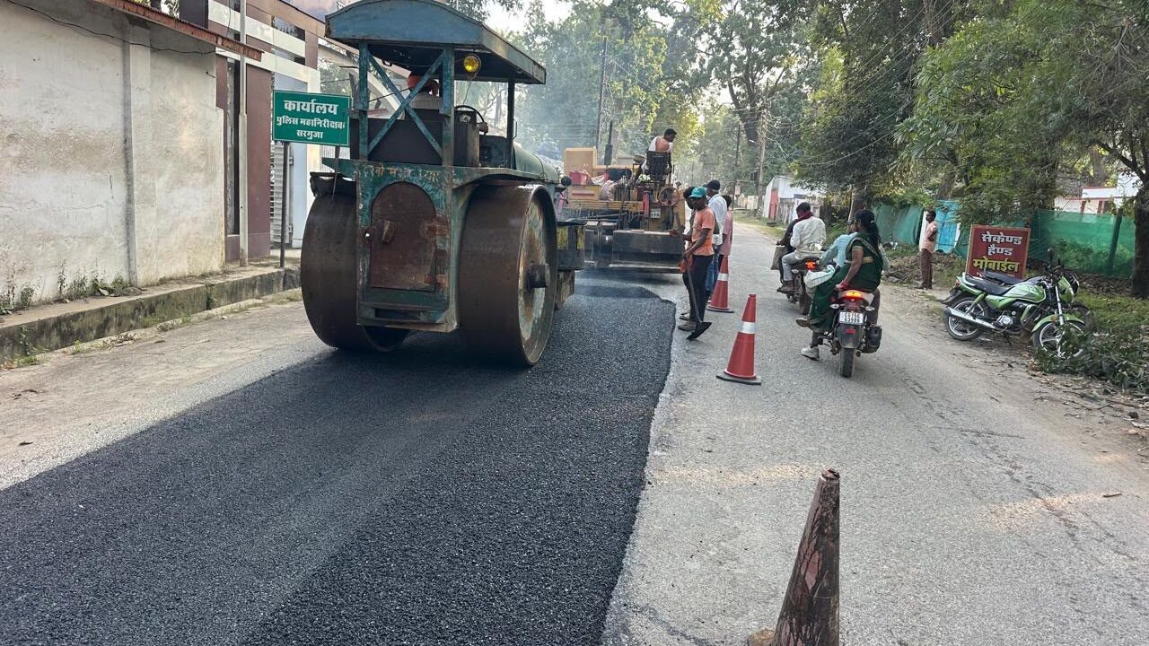 डिप्टी CM साव के निर्देश मिलते ही एक्शन में PWD: अंबिकापुर की सड़कों के गड्ढे भरने शुरू, दिसंबर तक पूरा होगा काम