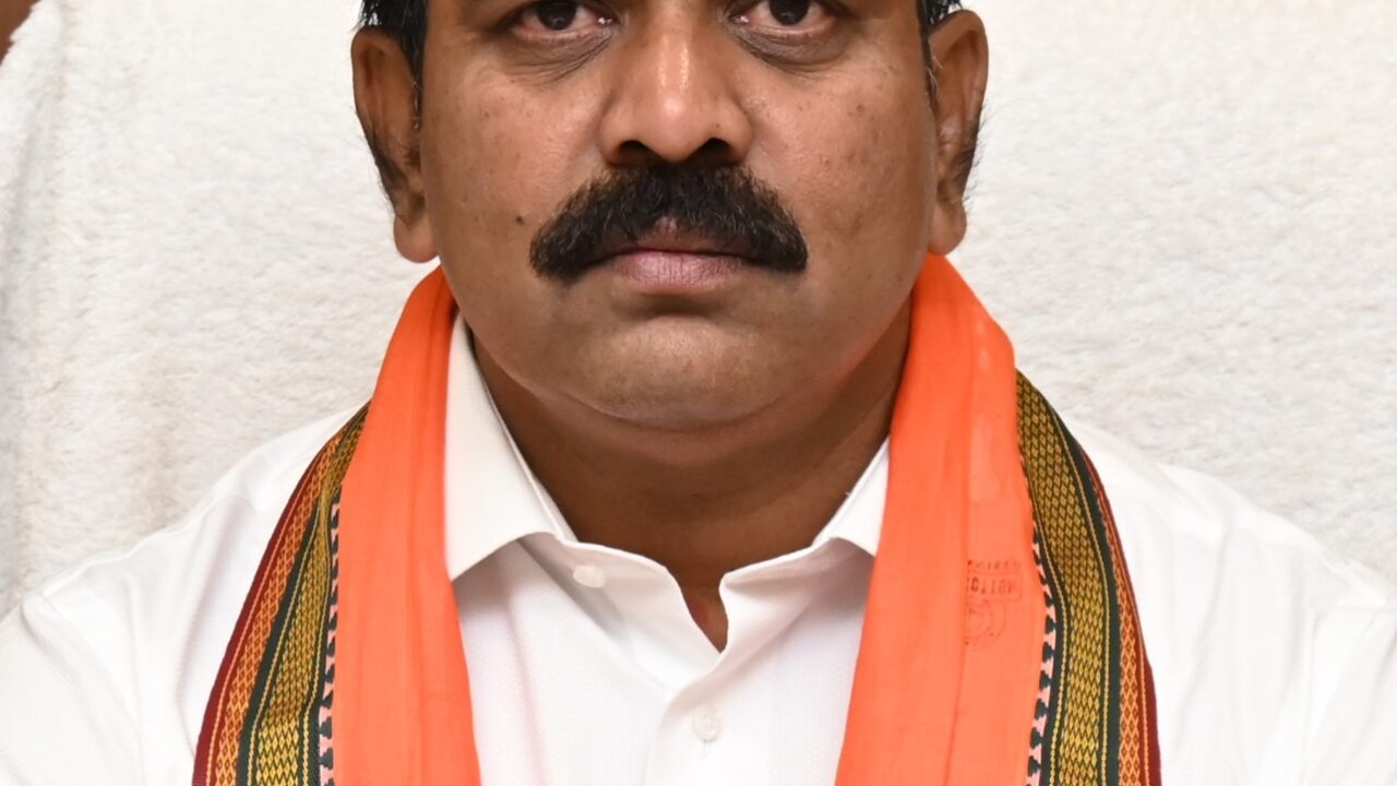 डेढ़ साल बीता, न घर बना न पैसे लौटे: कबीरधाम में बैगा जनजाति के 9 परिवारों से ठगी की शिकायत, दो ठेकेदारों पर FIR