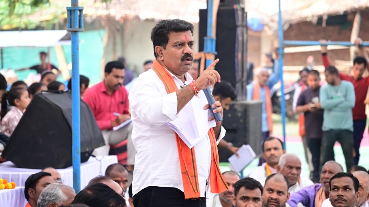 कवर्धा में 3 गांवों को 1.55 करोड़ की सड़क सौगात: विजय शर्मा ने किया गौरव पथ का भूमिपूजन, सारंगपुर कला में सीसी रोड भी बनेगी