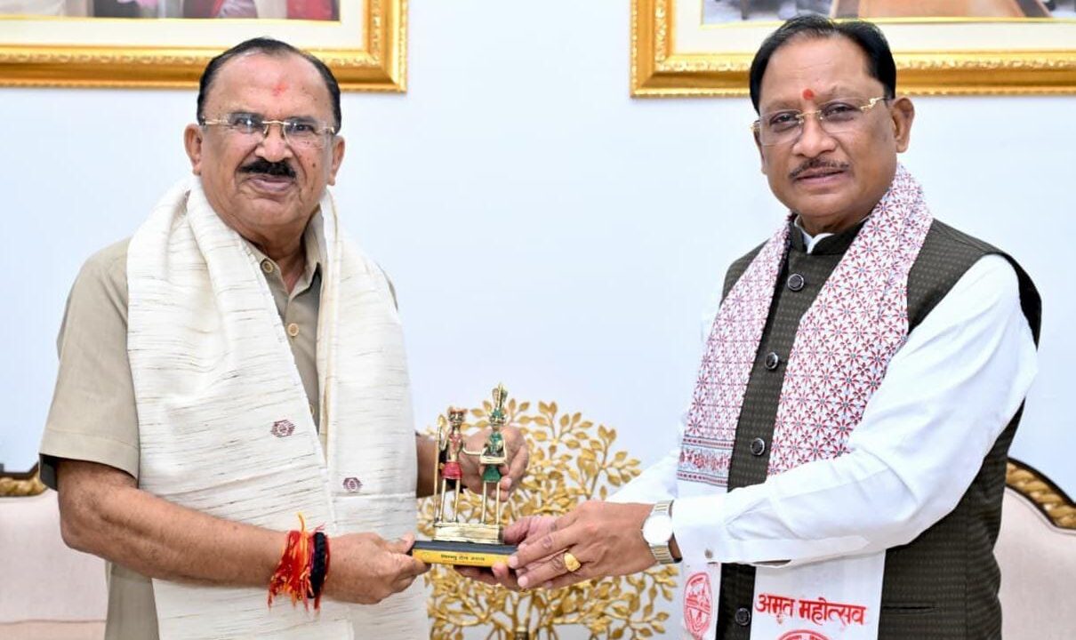 मुख्यमंत्री विष्णु देव साय से राजस्थान विधानसभा अध्यक्ष वासुदेव देवनानी ने की सौजन्य भेंट