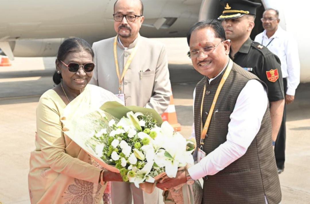 राष्ट्रपति द्रौपदी मुर्मु का छत्तीसगढ़ की पावन धरा पर आत्मीय स्वागत : CM साय बोले – “राष्ट्रपति की बस्तर दशहरा एवं मुरिया दरबार में सहभागिता प्रदेश के लिए गौरव का अवसर”