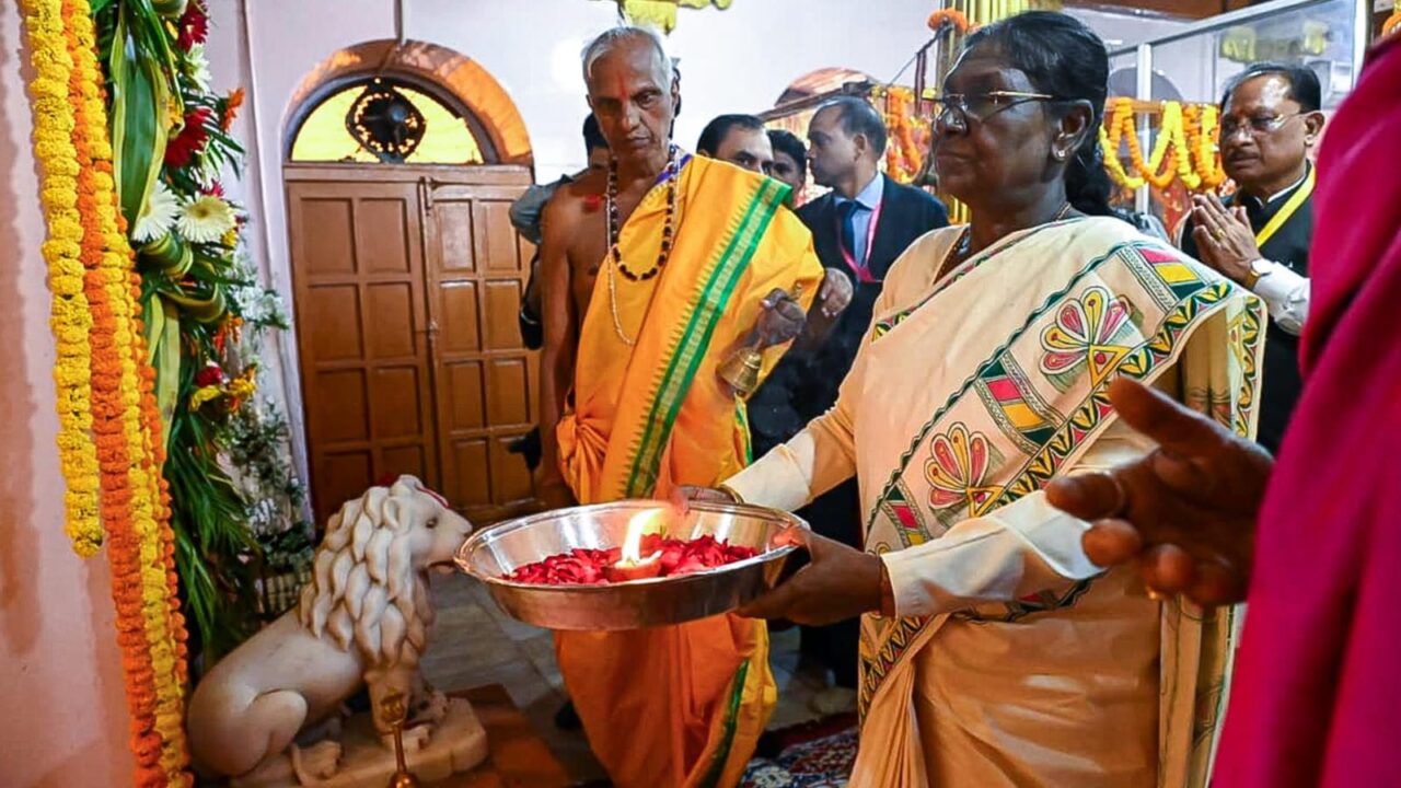 राष्ट्रपति मुर्मु ने मां दंतेश्वरी के किए दर्शन: देश की सुख-समृद्धि के लिए की पूजा-अर्चना, राज्यपाल रमेन डेका और CM साय भी रहे मौजूद