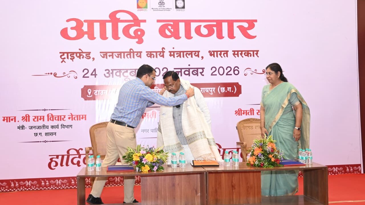 रायपुर में सजा जनजातीय कला और हुनर का बाजार: 2 नवंबर तक चलेगा आदि बाजार, देशभर के कारीगरों को मिलेगा उत्पाद बेचने का मंच