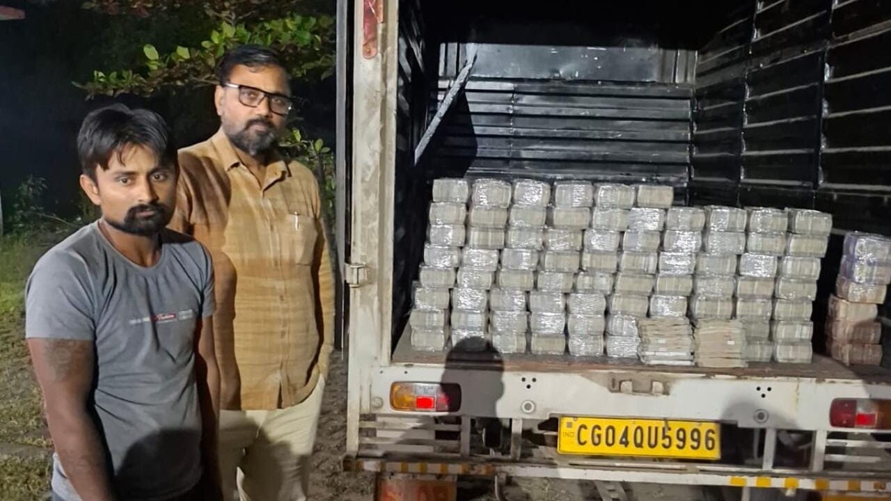 दुर्ग में पिकअप के गुप्त चैंबर से मिले 4 करोड़ रुपए: रायपुर से नागपुर ले जा रहे थे दो लोग, पुलिस ने रात 11 बजे पकड़ा