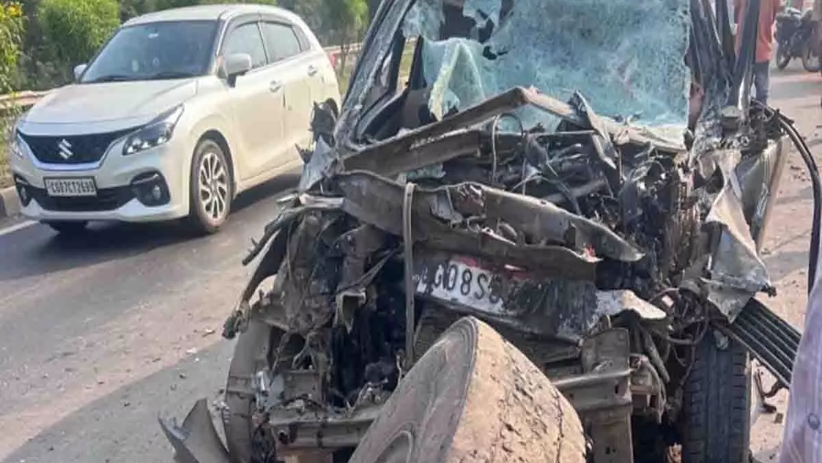 CG में शादी से लौट रहा परिवार हादसे का शिकार: महासमुंद में ट्रक से टकराई कार, 2 महिलाओं की मौत, 3 घायलों को किया रेफर