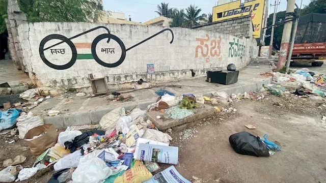 रायपुर में मलबा फेंकने पर 1 लाख जुर्माना: सड़क-नाली में कचरा डालने वालों पर सख्ती, मकान तोड़ने से पहले लेनी होगी अनुमति