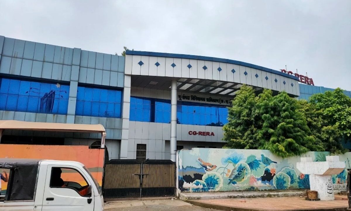 CG-RERA की सख्ती: रायपुर में अधूरी कॉलोनी पर प्रमोटर को 6.87 लाख ब्याज देने का आदेश, बिना पंजीयन पर भी होगी कार्रवाई